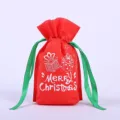 Rotes Vlies Weihnachtsgeschenkbeutel mit grünem Band, Detailansicht der weihnachtlichen Verpackung. - 22x15x6cm / Rot