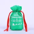 Detailansicht der grünen Vlies-Weihnachtsgeschenktüte mit rotem Kordelzug und Print. - 22x15x6cm / Grün