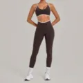 Set yoga marrone scuro con finiture a contrasto, reggiseno sportivo e leggings. - Taglia S / Top E Pantaloni / Espresso