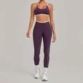 Set yoga viola scuro con bordi a contrasto, reggiseno sportivo e leggings fitness. - Taglia S / Top E Pantaloni / Viola Mora