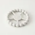 Juguete de mordedor de bebe de silicio gris, anillo de agarre circular con cuentas. - Blanco Roto