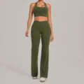 Ensemble de yoga vert olive avec soutien-gorge de sport et pantalon évasé taille croisée. - Vert olive