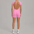Combinaison de yoga rose dos nu, barboteuse de fitness ajustée, short de sport, vue variante. - L / Robe / Rose Bébé