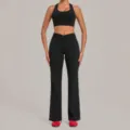 Ensemble de yoga noir croisé à la taille avec débardeur et pantalon évasé extensible. - Noir