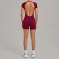 Combinaison fitness dos nu bordeaux, short moulant, coupe ajustée, tenue de yoga élastique femme. - S / Robe / Rouge Jujube