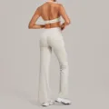 Damen Halter Yoga Oberteil und Schlaghose Sportbekleidung Set, atmungsaktives Fitness Outfit. - Warmes Steingrau