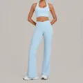 Ensemble de yoga de sport bleu clair, crop top dos nu et pantalon évasé taille haute. - Bleu ciel