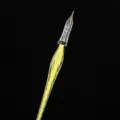 Plume de verre artisanale avec pointe spirale transparente et manche rayé jaune. - Couleur d'origine - jaune