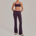 Paarse yogaset voor dames, met halter sportbeha en uitlopende broek met omslagtaille. - Braampaars