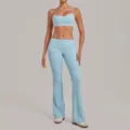 Lichtblauwe yogaset met uitlopende broek en sportbeha voor fitness en sport. - Serenity Blauw