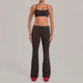 Dames flared yogabrok met omslagtaille en halter sportbeha fitness set in donkerbruine kleur. - Espresso