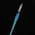 Stylo plume en verre cristal bleu vif avec une pointe torsadée pour une écriture fluide. - Style original - bleu aqua