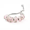 Bracelet chaîne serpent en argent avec charms en verre rose, lignes dorées et motifs floraux. - Jade rose style D