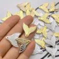 Pendentifs queue de sirène perle imitation ABS dorée pour bijoux DIY téléphone. - 20mm Trou Env 1.2mm / Queue de poisson dorée à chaud blanc cassé