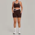 Braunes Yoga-Set mit Kontrastbesatz bietet einen Sport-BH und Biker-Shorts mit hohem Bund. - S / Oberteil Und Unterteil / Braun