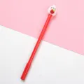 Detailweergave van de schattige gelpen met konijntje dat aardbei vasthoudt en rode penhouder. - Rood