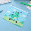 Χαριτωμένη τσάντα εγγράφων δεινοσαύρων κινουμένων σχεδίων, αδιάβροχη θήκη αρχείων. - Δεινόσαυροι σε πατίνι