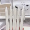 Λεπτομερής όψη λευκών στυλό gel με μηχανισμό, μαύρο μελάνι 0,5 mm για το σχολείο. - Μαργαριταρένιο λευκό (χύμα)