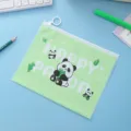 Bolsa de documentos transparente con panda de dibujos animados verde para estudiantes. - Panda Sosteniendo Bambú