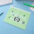 Bonita bolsa de archivos verde con panda, carpeta impermeable de PVC para documentos escolares. - Pandas con brote de bambú