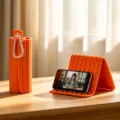 Oranger klappbarer Silikon Handyhalter mit Karabiner, tragbarer flexibler Tischständer. - Neutrale englische Verpackung / Orange