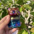 Detailansicht der Auras-Kristallkatze mit schimmernder irisierender Oberfläche und Handverarbeitung. - Dunkelrot