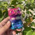 Handgefertigte Aura Kristall Katze Figur, natürlicher Edelstein geschnitzte Katze Deko. - Rot Blau