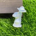 Gros plan détaillé de la figurine de cristal d'arbre à champignons en opalite sculptée. - Arbre à champignons sculpté (Opale) / 5cm
