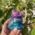 Detailansicht der Aura Kristall Katze Figur mit lebendigem irisierendem Finish und Edelstein. - Lila Blau Zweifarbig
