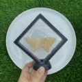 Kristall Schmetterlingsflügel Detailansicht Edelstein Schnitzerei im Schweberahmen Stand. - Oranger Aventurin / 10cm Set