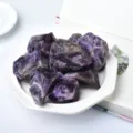 Dettaglio di cristallo di pietra grezza di ametista naturale, ideale per aromaterapia e collezione. - Pietra Grezza di Ametista Naturale Viola (Colori Misti)