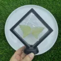 Detailansicht von Edelstein Schmetterlingsflügeln im schwebenden Rahmen für Kristall Sammler. - Afghanische Jade (Flügel Set) / 10cm Set