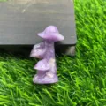 Primo piano dettagliato di un arredamento in cristallo di albero di funghi in pietra naturale. - Albero di funghi intagliato (Lepidolite) / 5cm