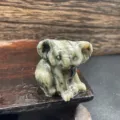 Detalle de escultura animal koala de piedra natural, estatuilla miniatura de gema pulida. - Jaspe Leopardo