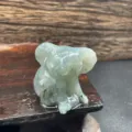 Primer plano detallado de una figura de animal koala de cristal de piedra natural tallada. - Labradorita