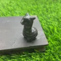 Natürliche Kristall Stein Alpaka Figur Detailansicht, Edelstein geschnitztes Lama Deko-Ornament. - Granat