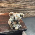 Vista detallada de una figura de koala tallada en piedra natural, adorno de cristal animal. - Piedra de borde de camino