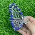 Nahaufnahme Detail der Schmetterling Haarklammer mit blauen Naturstein-Splittern besetzt. - Lapislazuli / Goldene Legierungskralle