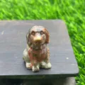 Nahaufnahme Detailansicht einer handgefertigten Edelstein Hundefigur aus Naturstein. - Augenachat