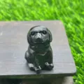 Detaillierte Nahaufnahme der kleinen schwarzen Edelstein Welpen Skulptur Details. - Obsidian