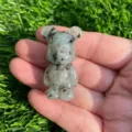 Dettaglio statuetta orso in pietra naturale, scultura di animale in cristallo - Kiwi