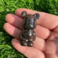Primo piano di una statuetta di orso in pietra naturale, dettaglio scultura liscia. - Pietra di Sesamo