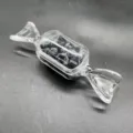 Klares Glas Bonbonfläschchen gefüllt mit natürlichen Kristallsplittersteinen. - Schneeflocken-Obsidian