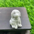 Nahaufnahme Detail einer süßen 3cm Naturstein kleiner Hund Skulptur, schöner Edelstein. - Weißer Türkis