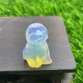Detaillierte Nahaufnahme einer niedlichen transluzenten Edelstein-Hundefigur, feine Textur. - Opal