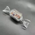 Kristallsplitter Bonbon Glas Detailansicht, transparenter Plastikbehälter mit bunten Steinen. - Regenbogenstein