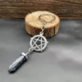 Natürlicher Edelstein doppelendiger Sechskant Kristall Säule Pentagramm Metall Schlüsselanhänger. - Blaupunktstein