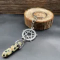 Detailaufnahme eines Edelstein Hexagon Säule Schlüsselanhänger mit Metall Pentagramm. - Dalmatinerjaspis