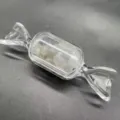 Nahaufnahme einer klaren Glasbonbon-Aufbewahrungsflasche gefüllt mit Kristallsplittersteinen. - Galvanisierter Kristall