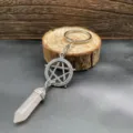 Natürlicher Rosenquarz sechseckiger Kristall spitz Schlüsselanhänger mit Pentagramm. - Rosenquarz